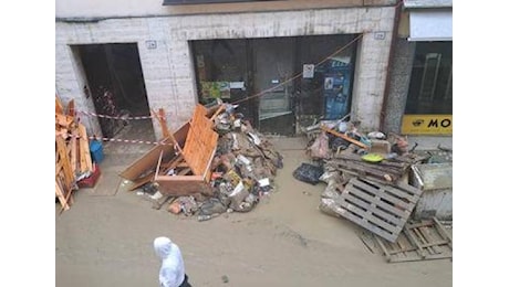 Faenza, alluvione: acqua dentro una voragine e poi risucchiata dai canali sotterranei