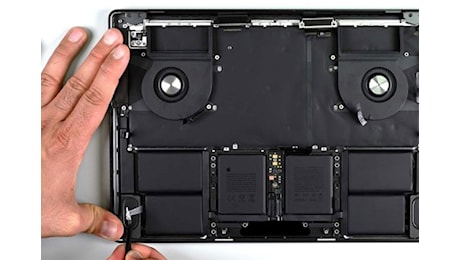 Lo smontaggio del MacBook Pro M4 rivela interno e piccole modifiche al design