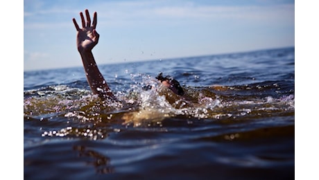 Tragedia a Falconara marittima: 12enne annega in mare