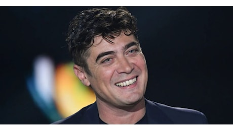 Riccardo Scamarcio: La donna deve crescere i figli e pulire la casa, l'ira sui social: Fascista buzzurro