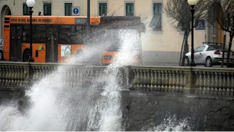 Vento forte e mareggiate, codice giallo in Toscana. A Livorno via pedoni e moto dal lungomare