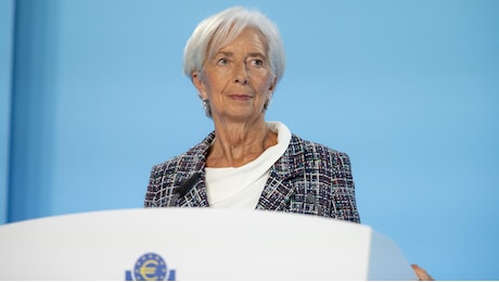 Bce, Lagarde non dà indicazioni sui prossimi tagli dei tassi. Nell’Eurozona non c’è recessione, lo scenario è di soft landing