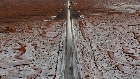 Arabia Saudita, deserto imbiancato per una tempesta di grandine