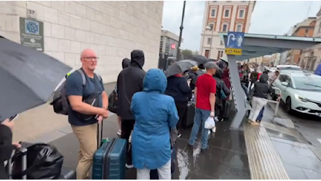 Caos a Termini: treni in ritardo e file di ore per prendere un taxi. La testimonianza: «Mai tanta confusione»