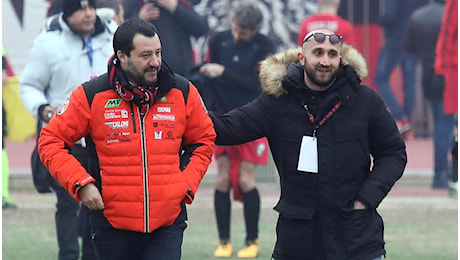 Arresti ultras a Milano, c'è anche Luca Lucci: la foto con Matteo Salvini alla festa della curva del Milan