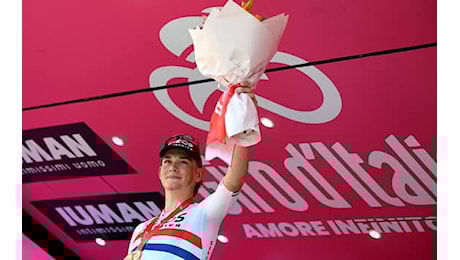 Giro d'Italia 2025, Tarling vince la 2^ tappa. Roglič in maglia rosa