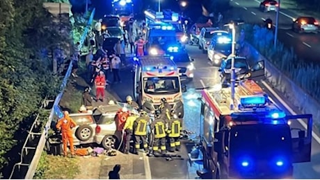 Auto contromano sulla Milano-Meda, incidente con tre feriti: un conducente estratto con cesoie e divaricatore