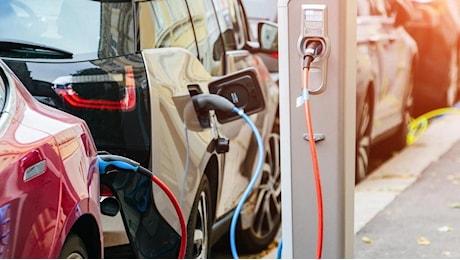 Auto elettriche, vendite scese a livelli pre-pandemia