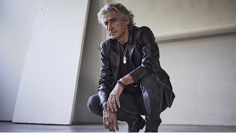 Ligabue si sdoppia: il tour nei teatri e annuncia Campovolo 2025