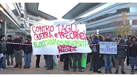 Sciopero generale, studenti e ricercatori bloccano l'ingresso dell'Università di Torino