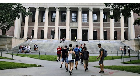 Harvard si oppone a Trump e lui si vendica: così si attaccano gli atenei per annientare la solidarietà