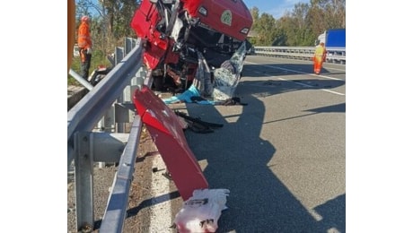 Camion tampona un pulmino di calciatori