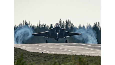 L'F35 atterra in una tangenziale in Finlandia: cosa c'è dietro la manovra Nato