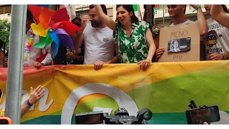 Gay Pride, la denuncia: 4 giornalisti palpeggiati sotto al carro di Elly Schlein
