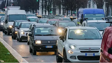 Vendite auto, il crollo nel cuore dell’estate con elettriche a picco