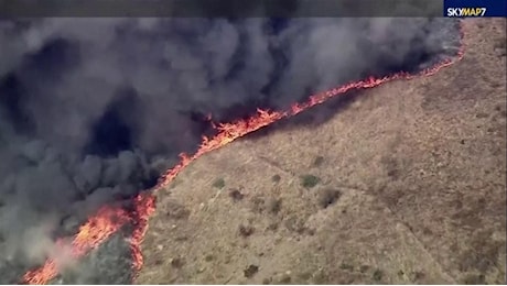 California, le fiamme lambiscono anche Los Angeles: evacuate 10 mila persone