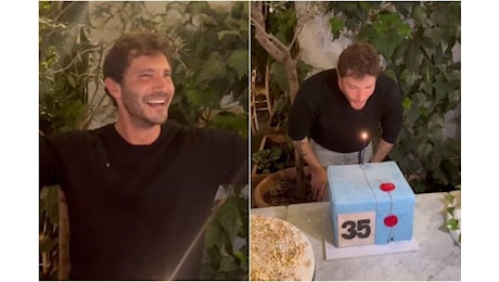 Stefano De Martino compie 35 anni, i video della festa con la torta a forma di pacco di Affari Tuoi