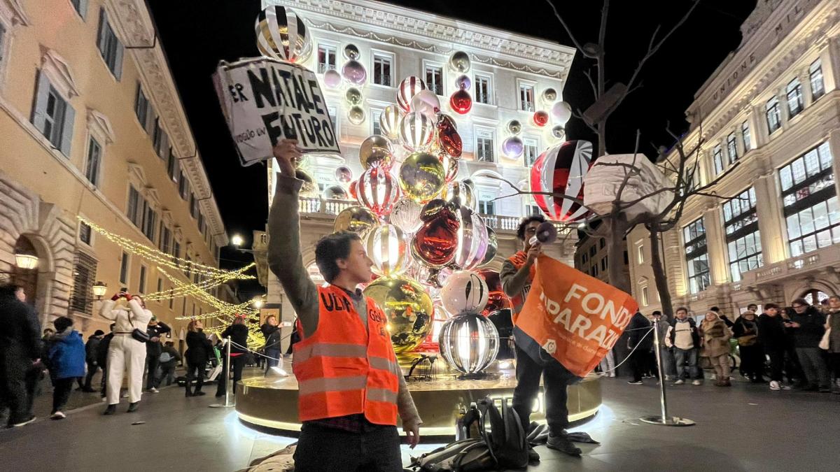 Vernice Nera Sull'albero Di Natale Fendi, Gli Attivisti Di Ultima ...