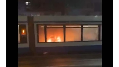 Amsterdam, tram incendiato e slogan contro gli ebrei: tre arresti