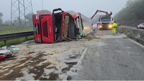 E45: si ribalta con il tir a Collestrada. Morto il trasportatore, un ferito