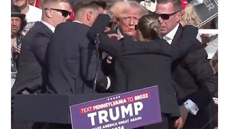 Trump ferito a un orecchio durante un comizio dopo spari, portato via dagli agenti