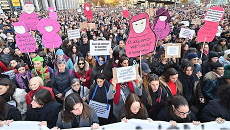 ‘Non una di meno’, il corteo contro la violenza sulle donne invade le strade di Roma