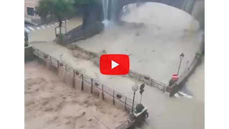 Genova, Alluvione a Sori: l'acqua sta invadendo le strade, il Video live