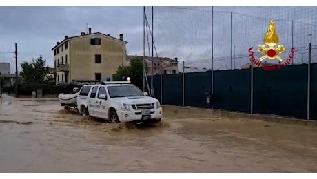 Alluvione nelle Marche, ad Ancona strade invase da acqua e fango: esondato il torrente Aspio – Video