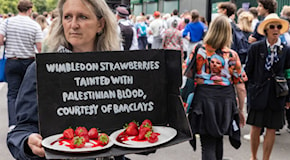 Le proteste pro-Gaza raggiungono Wimbledon, preso di mira lo sponsor Barclays (di S. Renda)