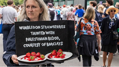 Le proteste pro-Gaza raggiungono Wimbledon, preso di mira lo sponsor Barclays (di S. Renda)