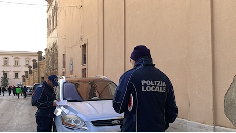 Lasciano le auto in divieto di sosta nonostante cerimonia del Giubileo, raffica di multe