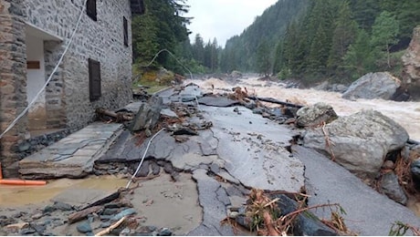 Sotto la pioggia - Il maltempo flagella Piemonte e Valle d’Aosta, intere zone isolate. Cinque morti tra Svizzera e Francia