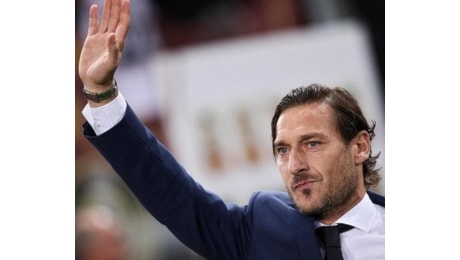 Totti boccia il mercato e la Roma risponde sui social: De Rossi? Mi cerca spesso