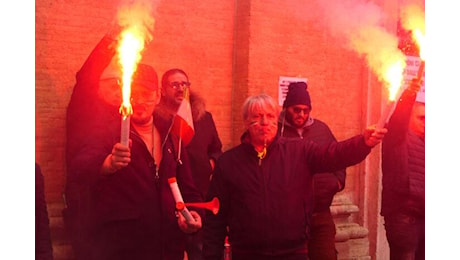 Tra fumogeni e slogan la protesta degli Ncc a Roma: “Stop ai decreti del governo”