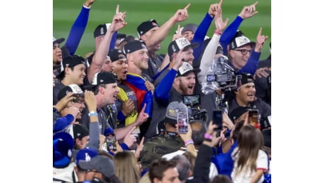 I Dodgers tornano a Los Angeles, in centomila a festeggiarli Dopo la vittoria in finale di baseball contro gli Yankees di NY