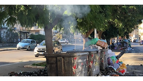 A Palermo auto e cassonetti in fiamme per i botti di fine anno