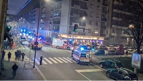 Zone rosse: 30 persone allontanate, a San Siro bottiglie e petardi contro la polizia