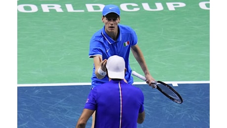 Sinner e Berrettini si preparano insieme, ma il set di allenamento salta per un imprevisto. Domani Italia-Australia