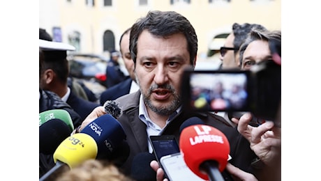 Sciopero, è scontro aperto. Salvini: Lo riduco a 4 ore