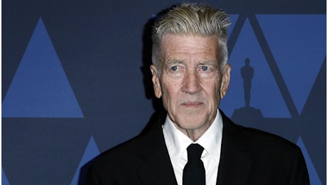 David Lynch e l’enfisema polmonare, ha bisogno dell’ossigeno per camminare: la testimonianza shock sul fumo