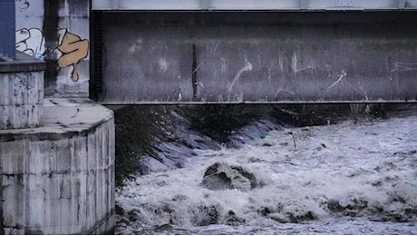 Maltempo: a Bologna esonda il torrente Ravone