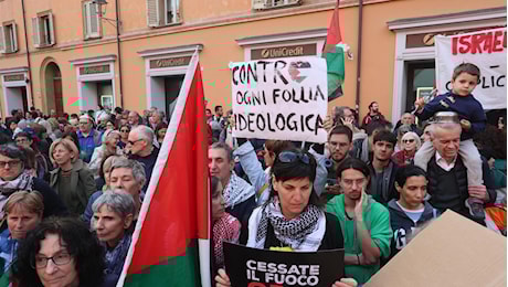 “Ultimo giorno di Gaza”, centinaia al flash mob a Bologna. “Europa silente di fronte allo sterminio”