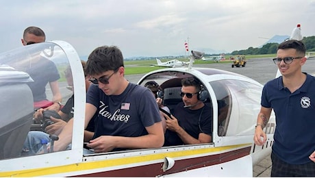 Francesco Gabbani vola in Sardegna su un piccolo aereo per salvare il grande concerto di Arborea