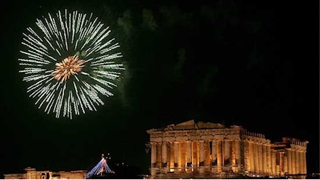 Atene accoglie il 2025 con uno spettacolo di fuochi d'artificio silenziosi per proteggere gli animali