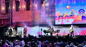 Pooh, l'incredibile concerto incanta San Marco: Michelle Hunziker sul palco degli eterni ragazzi della musica italiana