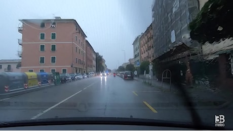 Cronaca meteo diretta. Maltempo Liguria. Genova, nubifragio nel primo pomeriggio, esondazioni e allagamenti - Video