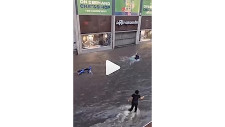 Nubifragio a Catania: scooter e pilota trascinati dall’acqua [VIDEO]