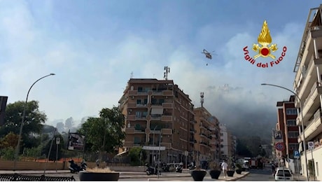 Incendio a Roma, vigili del fuoco al lavoro per tutta la notte