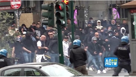 Lancio di sassi, lacrimogeni, cariche della polizia: gli scontri a Ponte Milvio prima del derby Lazio-Roma