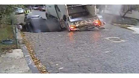 Si apre una voragine in strada a Bucarest: bambino rimane inghiottito in auto VIDEO